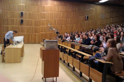 Známy cestovateľ Fellner prednášal študentom Obchodnej fakulty
