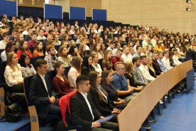 Akademická obec Obchodnej fakulty sa slávnostnou imatrikuláciou rozrástla o 328 študentov