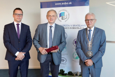 Rektor EU v Bratislave udelil prof. Ing. Jaroslavovi Kitovi, CSc., čestný titul profesor emeritus