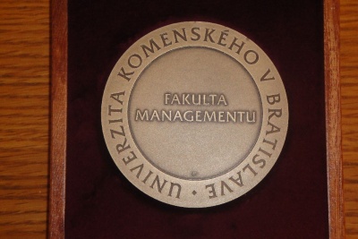 Udelenie pamätnej medaily Fakulty managementu UK v Bratislave