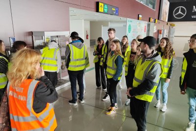 Odborná exkurzia študentov cestovného ruchu na Letisku M. R. Štefánika v Bratislave