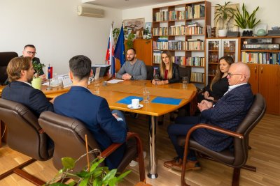 Ekonomická univerzita v Bratislave podpísala memorandum o spolupráci so Zľavomatom