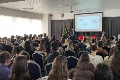 Prednáška odborníkov z praxe pre študentov Obchodnej fakulty